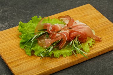 Biberiyeli dilimlenmiş domuz eti.