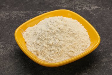 Buğday unu kasede yemek pişirmek için.