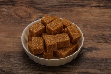 Kahverengi baston şeker yavruları kasede