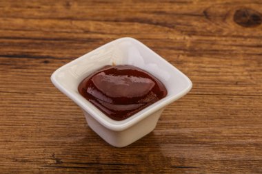 Geleneksel domates barbekü sosu kasede