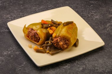 Doldurulmuş dolma dolma biber, et ve pilav.