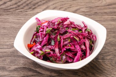 Bitki ve baharatlı kırmızı lahana turşusu