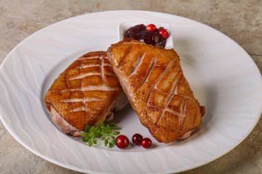 Kızarmış ördek göğsü ve çilek sosu. 