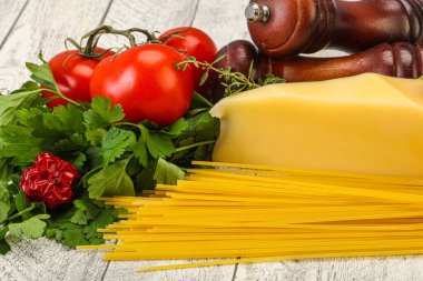 Çiğ İtalyan spagetti yığını, peynir ve sebzeli.