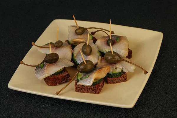 Ringa fileto kanepe aperatifi, yabanmersini ve salatalık.