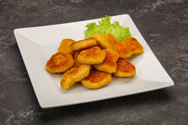Gebratene Leckere Chicken Nuggets Serviert Salatblätter — Stockfoto