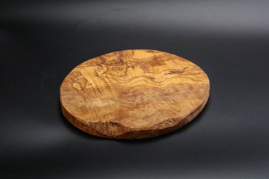 Mutfak için siyah arkaplan üzerine zeytin ağacı tahtası