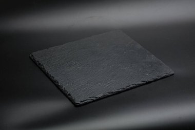 Mutfak için siyah taş bir tabak.