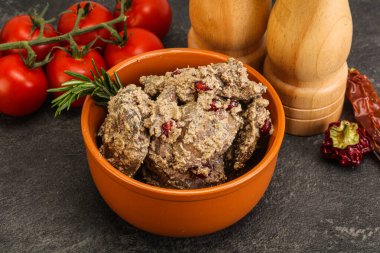 Krema soslu tavuk ciğeri biberiye servis edildi.