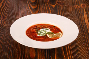 Rus geleneksel sosisli ve ekşi kremalı Solyanka çorbası