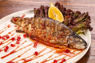 Izgara alabalık, limon ve salata.