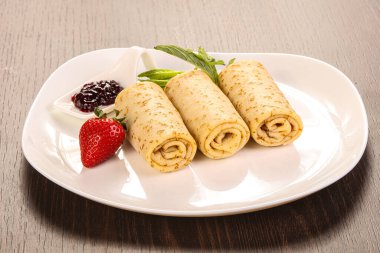 Meyve reçelli krep çilekli.