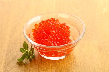 Rus kırmızı havyarı kasede.