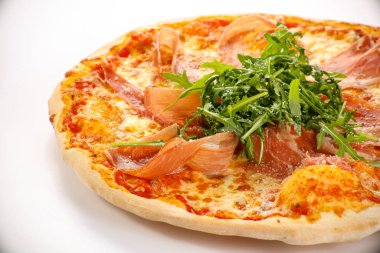 Parmalı pizza, peynir ve roka.