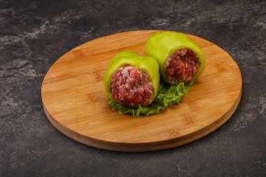 Pişirmek için çiğ biber ve et.