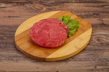 Izgara için çiğ ton balığı bifteği.