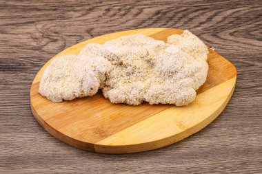 Kızartma için çiğ domuz eti şnitzel.