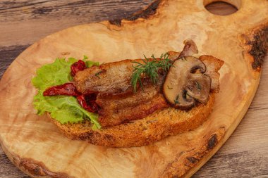 Pastırmalı, kurutulmuş domatesli ve mantarlı