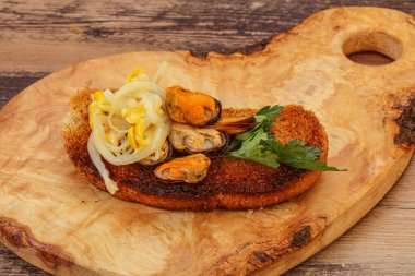 İçinde midye ve soya fasulyesi olan İtalyan uschetta.