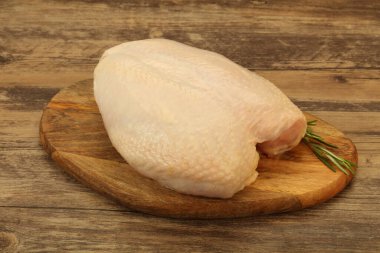 Çiğ tavuk göğsü ve derisi biberiye.