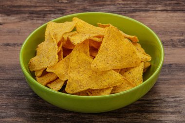 Meksika mısır cipsi üçgen yığını.