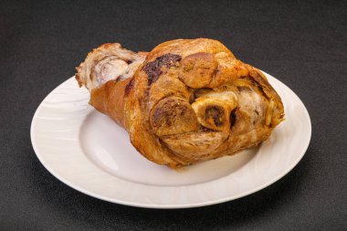 Baharatlı ve otlu domuz budu.