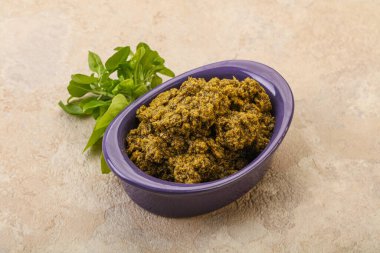 Fesleğen ve sedir fıstıklı yeşil sos sosu.