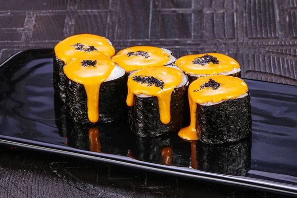 Roti Gulung Jepang Maki Dengan Salmon Dan Saus — Stok Foto