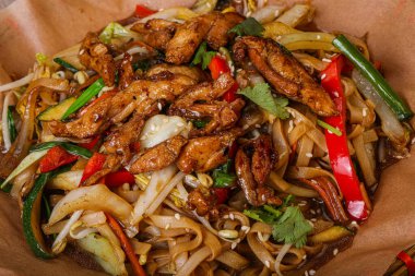 Asya mutfağı - Tavuk ve sebzeli Wok