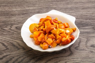 Baharatlı salamura bal mantarı kasede.