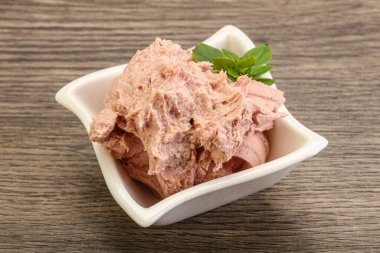 Karaciğer ezmesi kasede fesleğen yaprağı servis edilir.