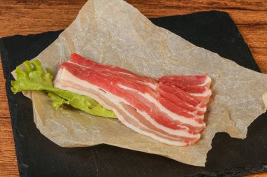 Fırında pişmemiş domuz pastırması.