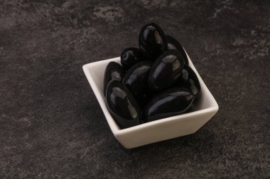 Kavanozda salamura siyah zeytin