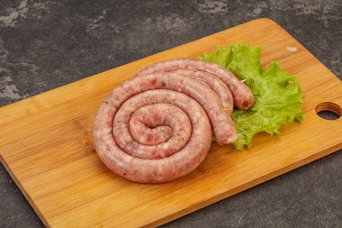 Izgara için çiğ domuz sosisi halkası.