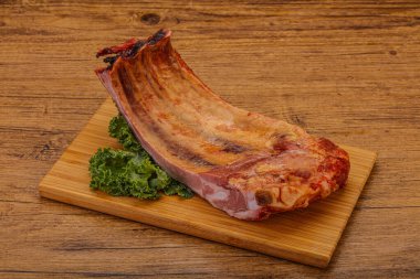 Baharatlı ve otlu domuz pirzolası.