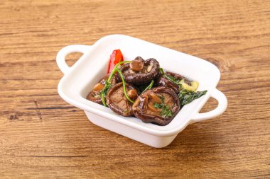 Baharatlı ve otlu terbiye edilmiş Shiitake mantarı.