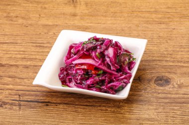 Bitki ve baharatlı kırmızı lahana turşusu