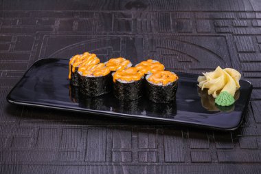 Somon ve soslu Japon makisi.