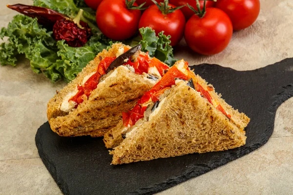 Sandwich Vegetariano Club Con Berenjena Queso — Foto de Stock