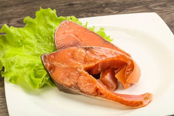 Rosa Laksefisker Serverte Salatblader – stockfoto