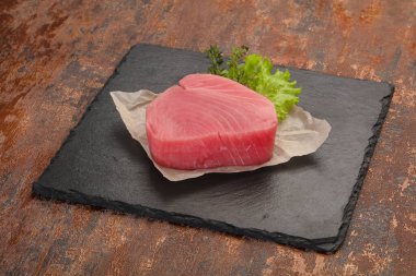 Çiğ ton balığı bifteği pişirmeye hazır.