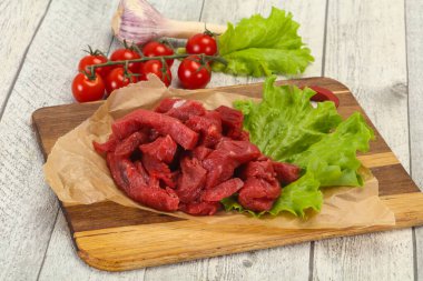 Çiğ et dilimlenmiş, pişirmeye hazır.