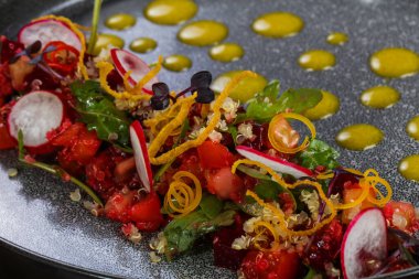 Sebze salatası, zeytinyağı ve bitkilerle birlikte.