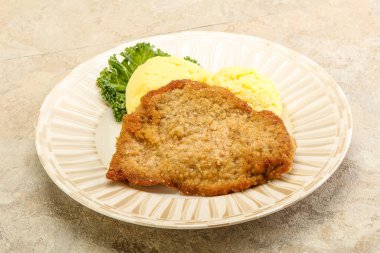 Kızarmış tavuk göğsü şnitzel ve patates püresi.