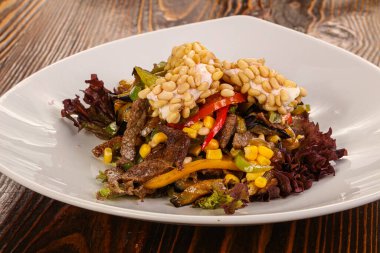 Strachatella peynirli salata ve sedir fıstığı.