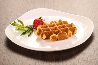 Tatlı Viyana Waffle 'ları çilek ve nane sunar.