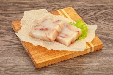 Pişirmek için çiğ balık filetosu.