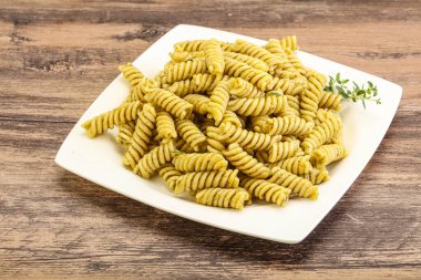 Pesto soslu İtalyan makarnası.