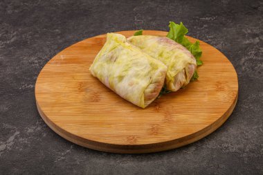 Ev yapımı çiğ lahana ve yemek pişirmek için et.