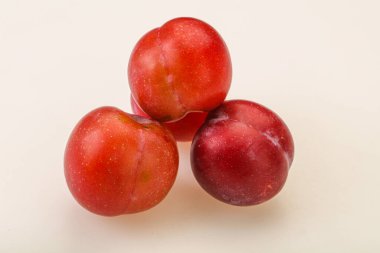 Olgun tatlı kırmızı erik yığını